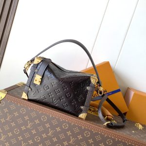 M26304 Dark Brown M15195 Black Waxed Leather M15226 Navy Blue M15224 Golden Brown M25071 Latte Brown M25160 Black M25072 Gray M24309 Charcoal Black Buckle continues to interpret Louis Vuitton's trunk-making heritage in the Fall/Winter 2025 collection.Crafted from the iconic Monogram Saga leather, this medium-sized Side Trunk handbag features a vintage-inspired texture, drawing inspiration from the classic trench coat worn by supermodel Freja Beha Erichsen during Nicolas Ghesquière's debut show. Designed with multiple carrying options, it effortlessly transitions between day and night occasions, blending practical functionality with elegant sophistication.16 x 8.5 x 23.5 cm (H x W x L) Cowhide leather Cowhide leather trim Fabric lining Metal hardware Zip closure with S-lock clasp on side Sliding side shoulder strap Holds a 6.7-inch smartphone, headphones, Sarah wallet, keys, and lipstick Shoulder strap:Removable, adjustable Strap half-length: 45.0 cm Adjustable to: 55.0 cm Handle: Single handle, removable